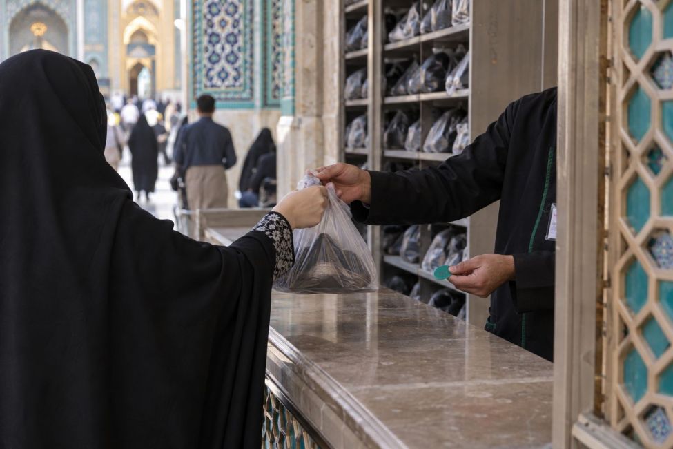 تحویل کفش به کفشداری حرم امام رضا