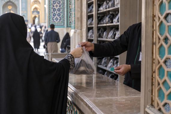 تحویل کفش به کفشداری حرم امام رضا