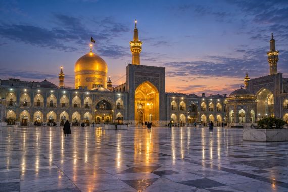 حرم امام رضا در ساعت خلوت پیش از طلوع